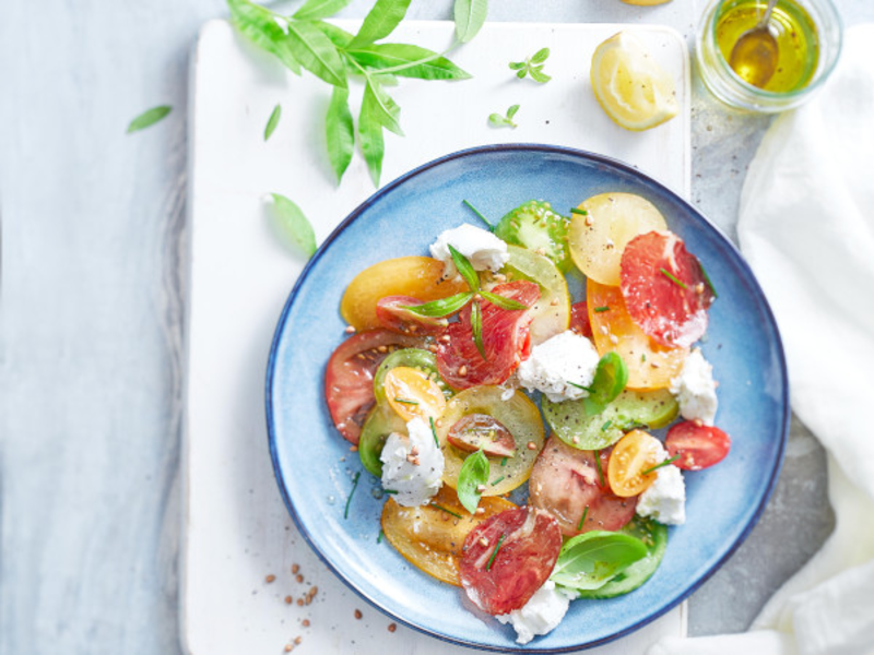 Carpaccio de tomates et lomo Iberico au fromage de chèvre