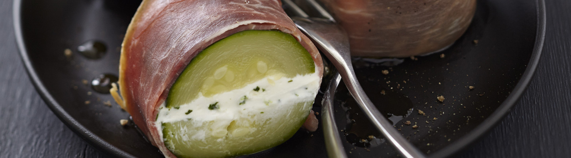 Courgette farcie au fromage frais, roulée au jambon de Bayonne