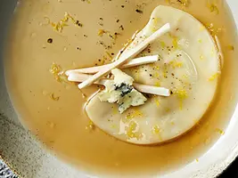 Ravioles au fromage bleu & bouillon tiède de champignons