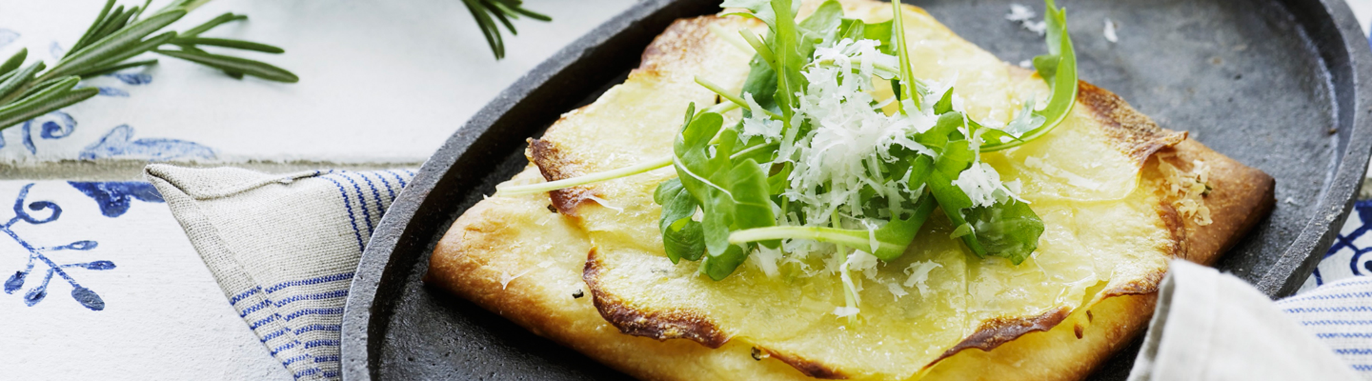 Mini pizzas à la pomme de terre, roquette et parmesan