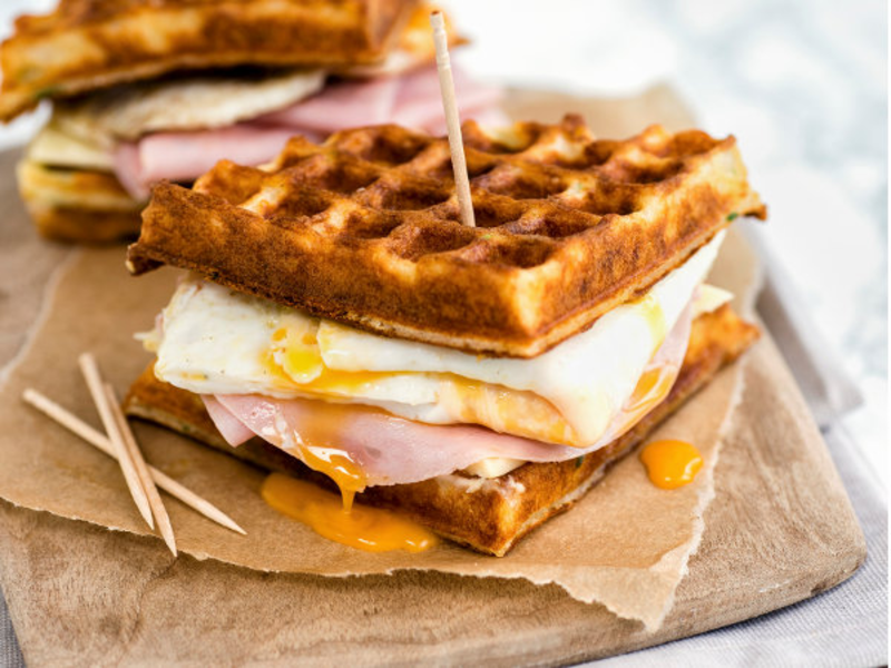 Gaufre au fromage, jambon et œuf