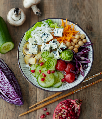 Buddha bowl crudités, pois chiches et bleu