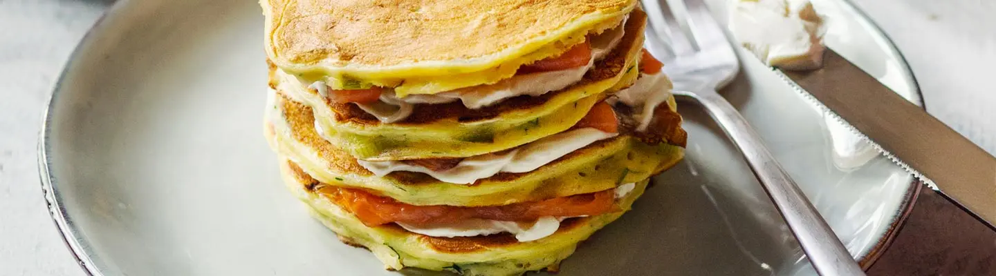 Gâteau de pancakes salés aux poireaux et saumon fumé au fromage frais