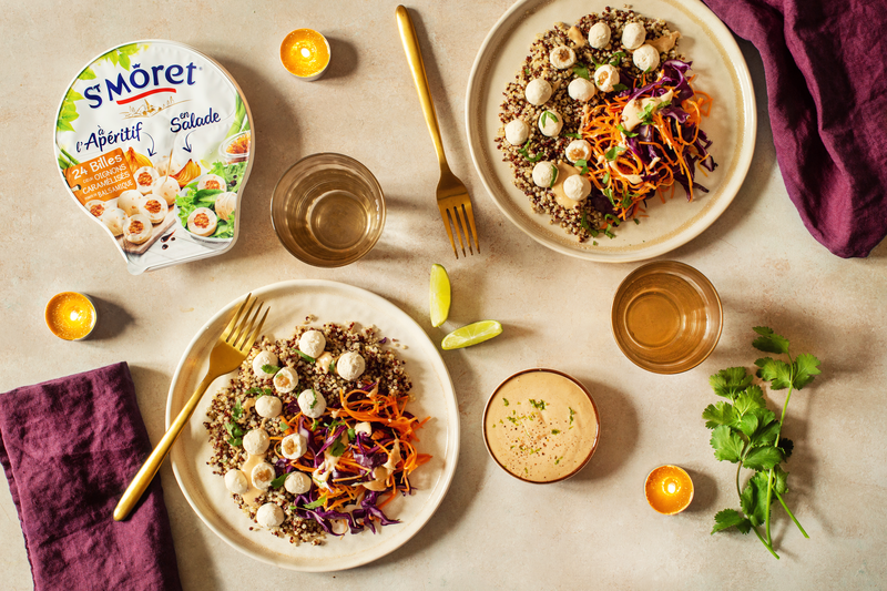 Salade de quinoa et billes de fromage aux oignons caramélisés 