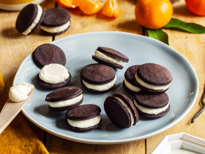 Biscuits au chocolat fourrés à la crème vanille au fromage frais