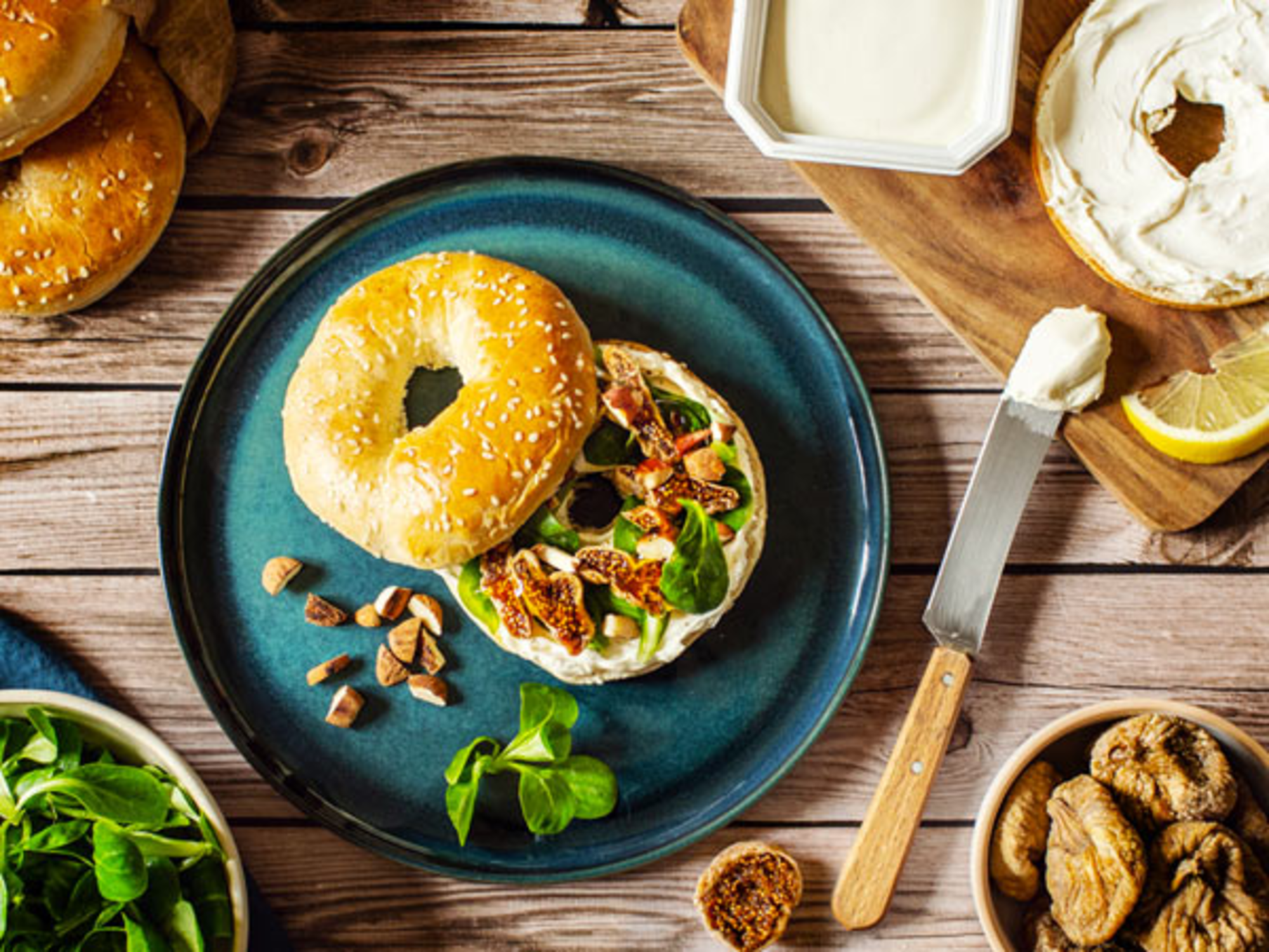 Bagels au fromage frais, figues et mâche