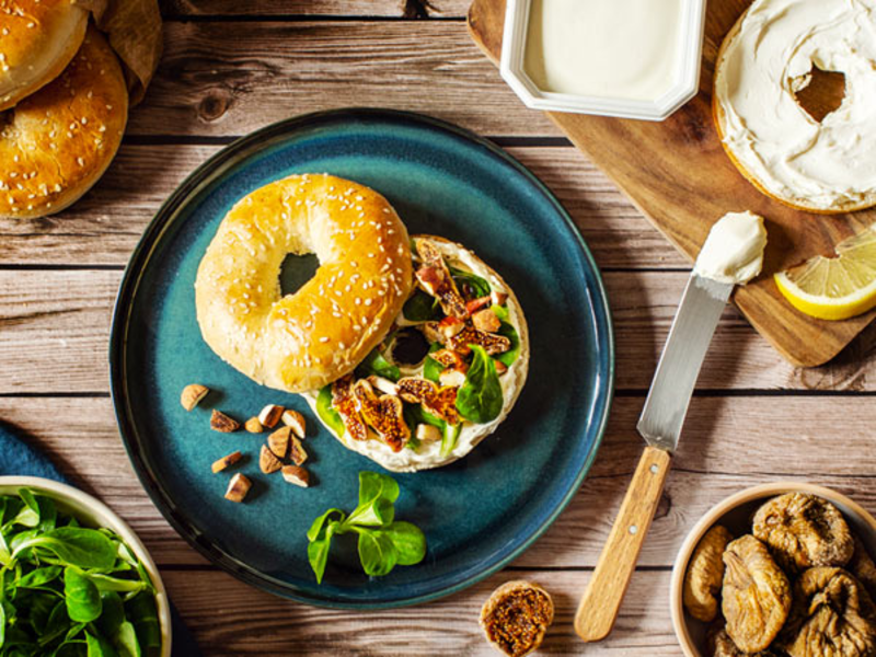 Bagels au fromage frais, figues et mâche