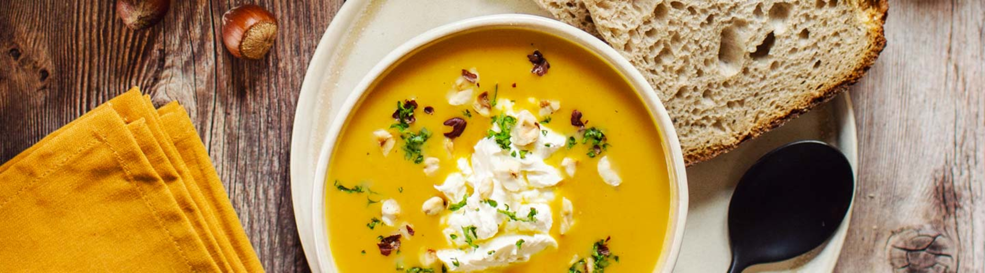 Velouté de potimarron et noisettes grillées au fromage frais