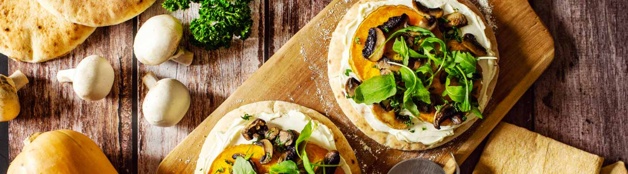 Pizza-pita aux champignons, courge au fromage frais