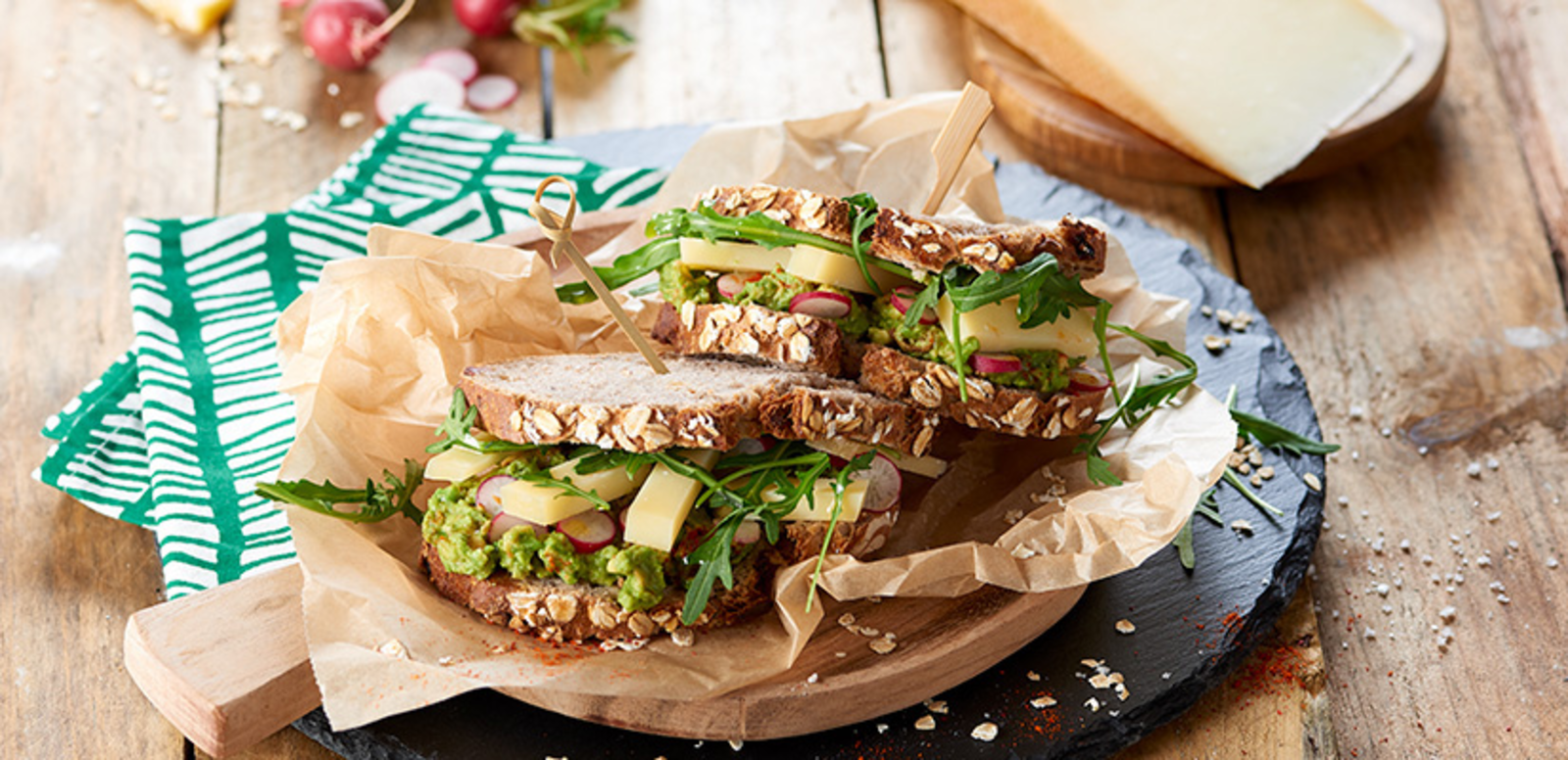 Sandwich avocat, fromage & crudités