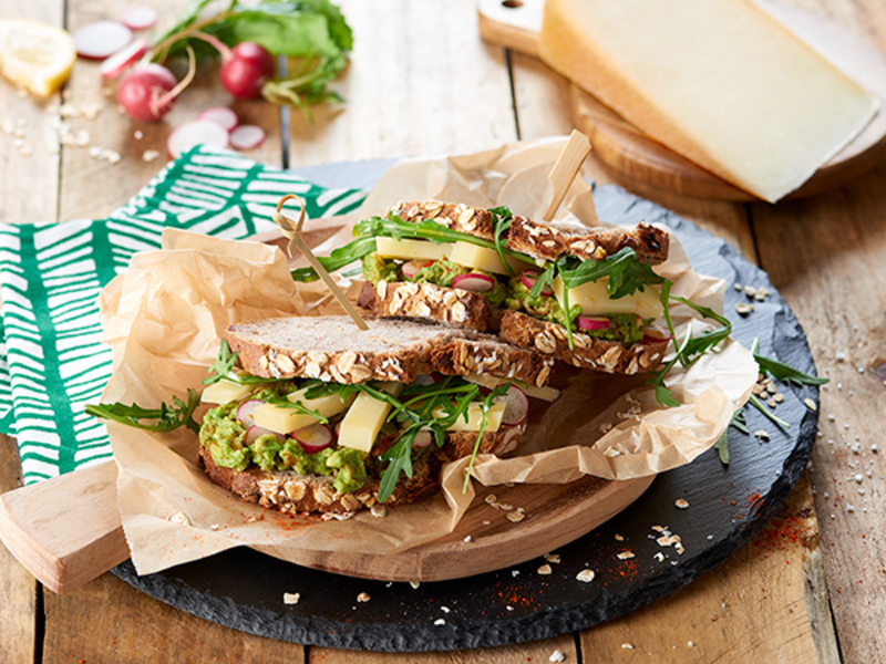 Sandwich avocat, fromage et crudités