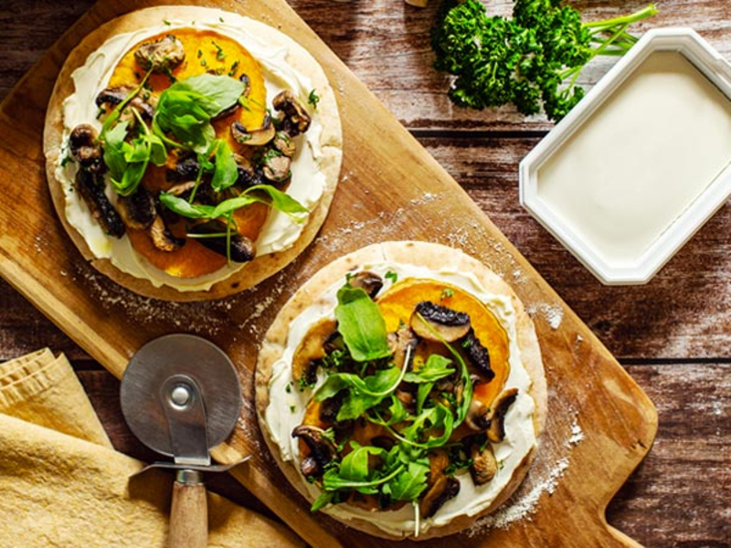 Pizza-pita aux champignons, courge au fromage frais