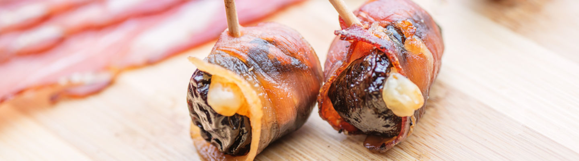 Brochette de lard fumé et pruneaux au fromage
