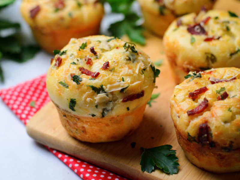 Cake au jambon fumé, raisins et fromage