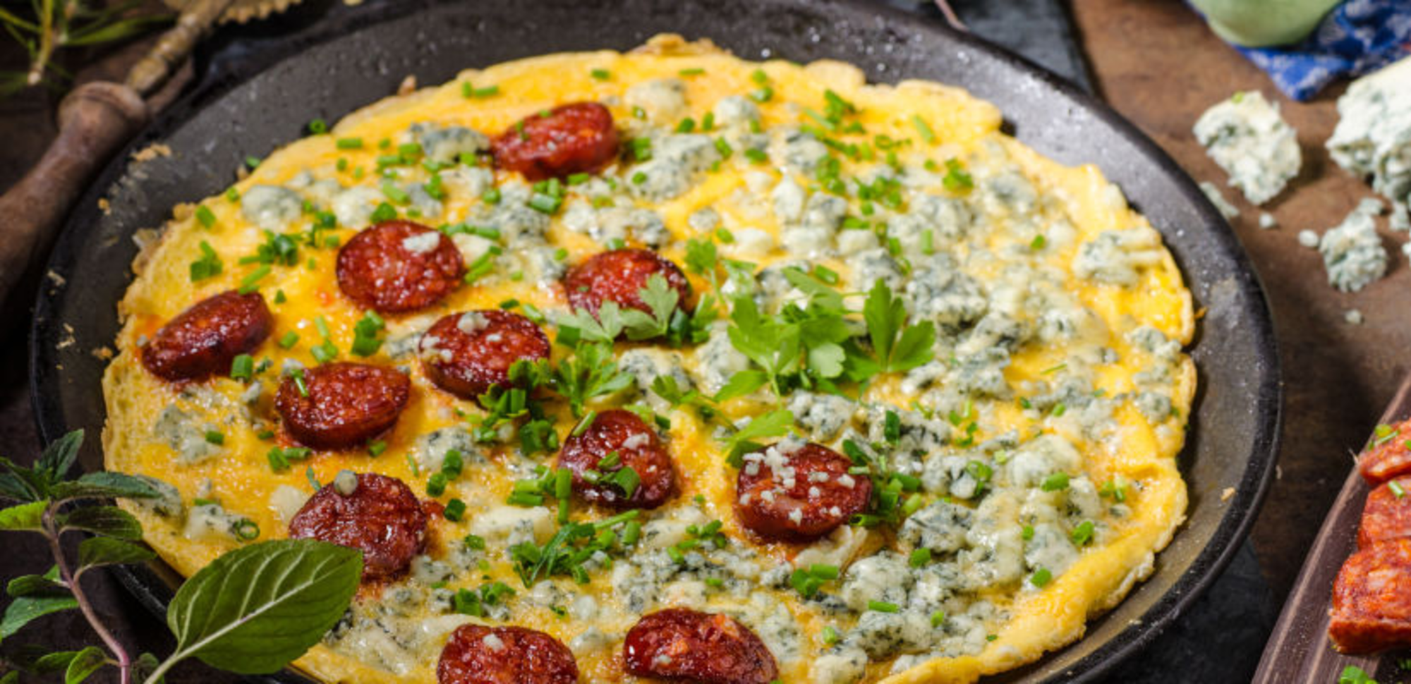 Omelette au fromage frais, épinards et saucisse fumée