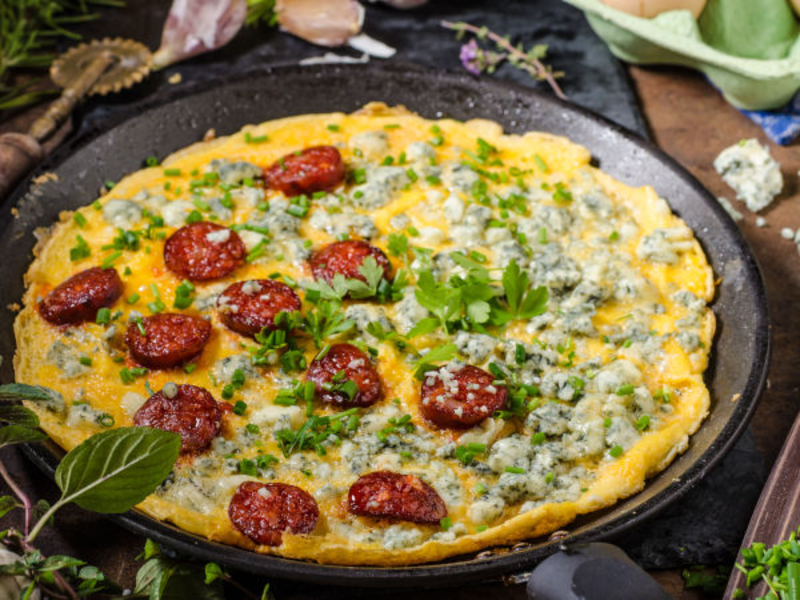 Omelette au fromage frais, épinards et saucisse fumée