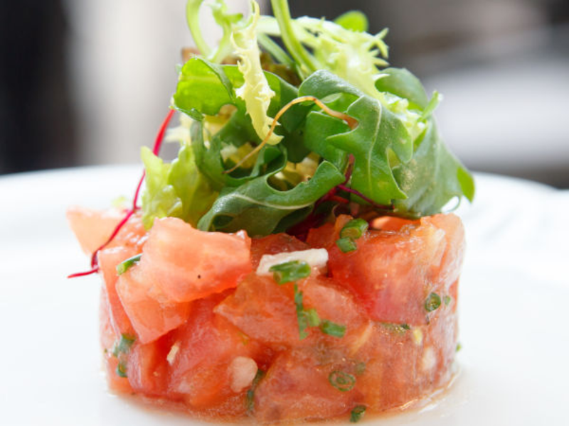 Tartare de tomate au basilic et tuile de camembert