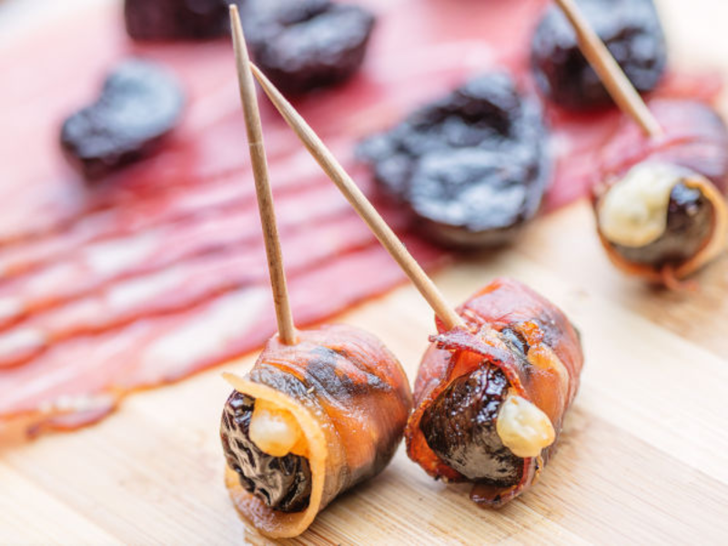 Brochette de lard fumé et pruneaux au fromage