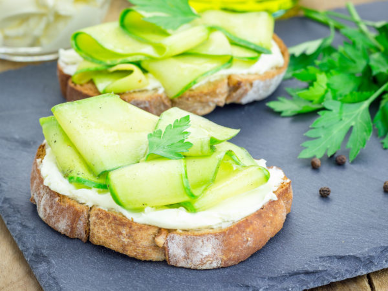 Bruschetta aux courgettes et fromage