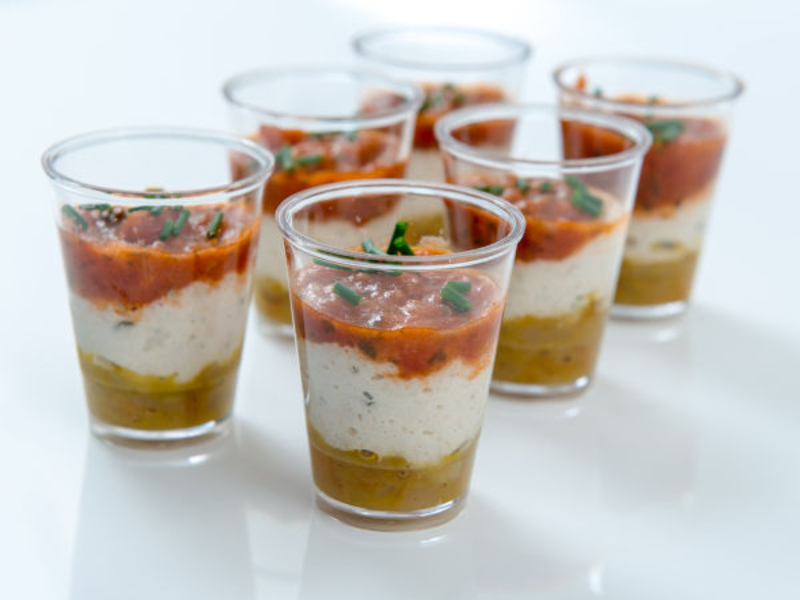 Verrine apéritives aux tomates, courgettes et fromage de brebis