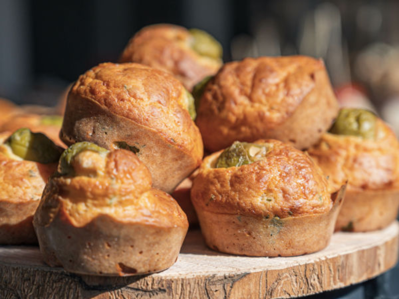 Muffins salés aux olives, tomate et fromage