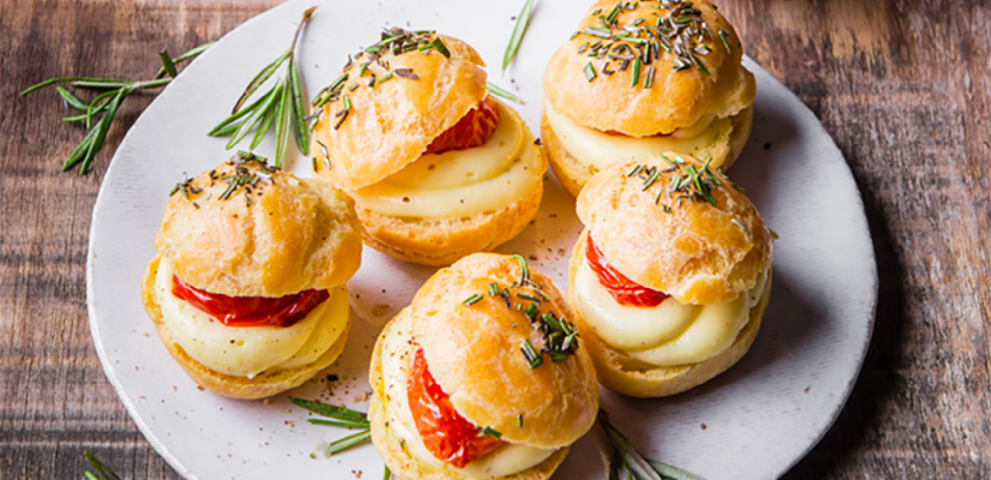 Petits choux aux tomates confites et crème de fromage à raclette