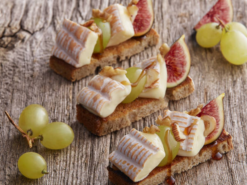 Tartine de fromage au miel et fruits frais