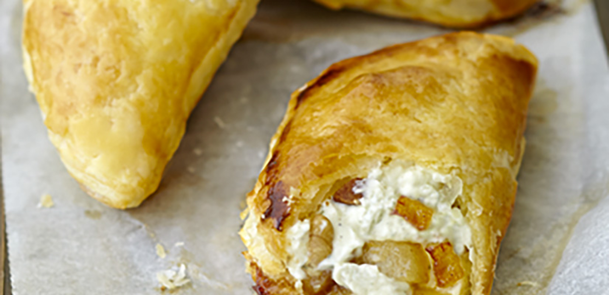 Chaussons feuilletés aux poires et fromage frais Noix et Eclats d’Amandes