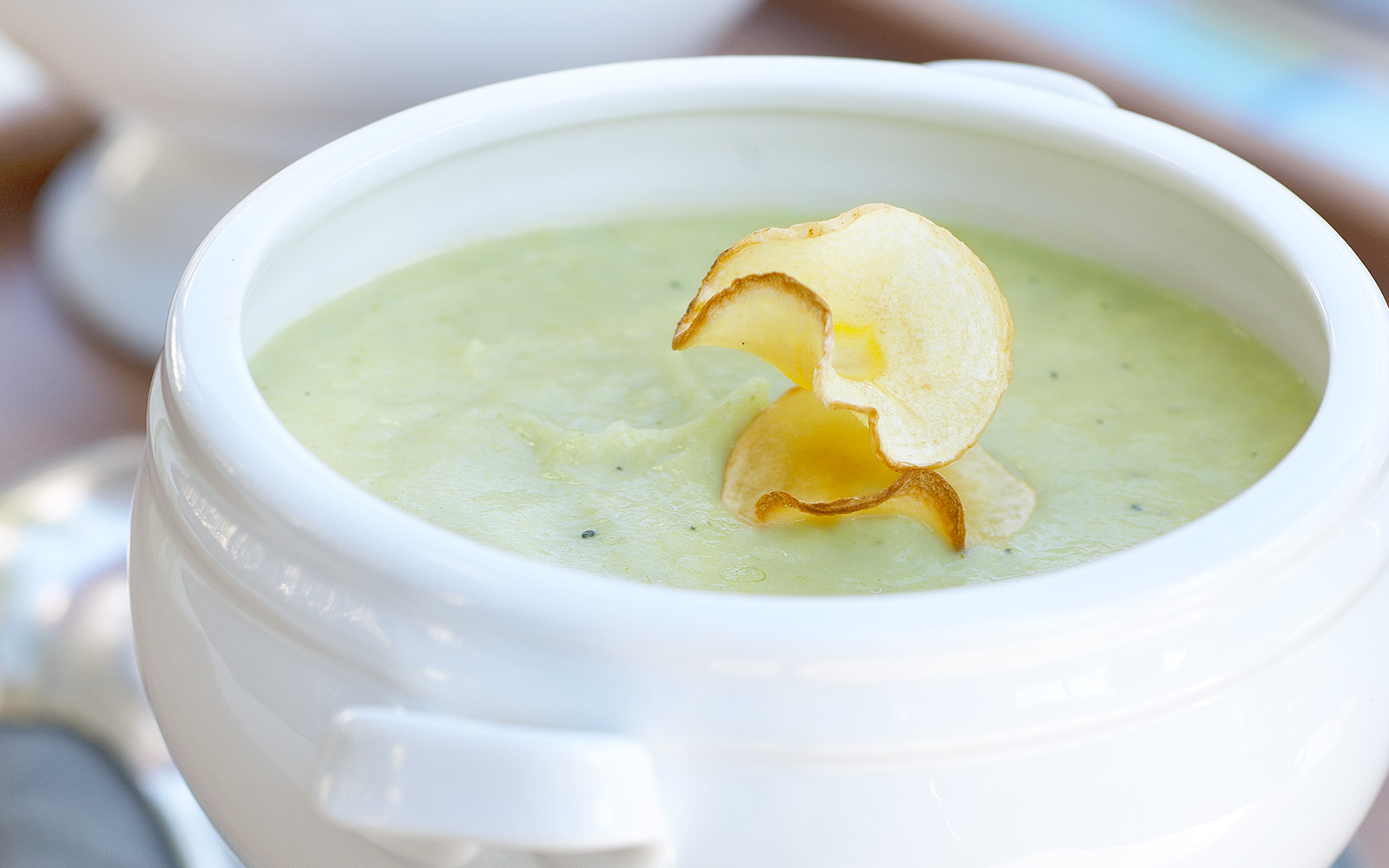 Velouté poireaux panais et tuiles au parmesan