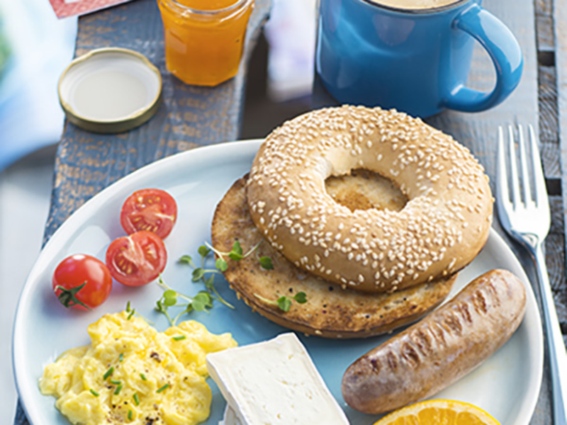 Brunch aux œufs brouillés, saucisse et fromage