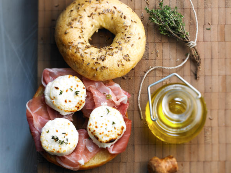 Bagel au chèvre chaud