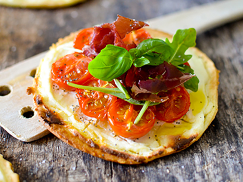 Tartelettes au fromage frais, tomates cerise et viande des Grisons