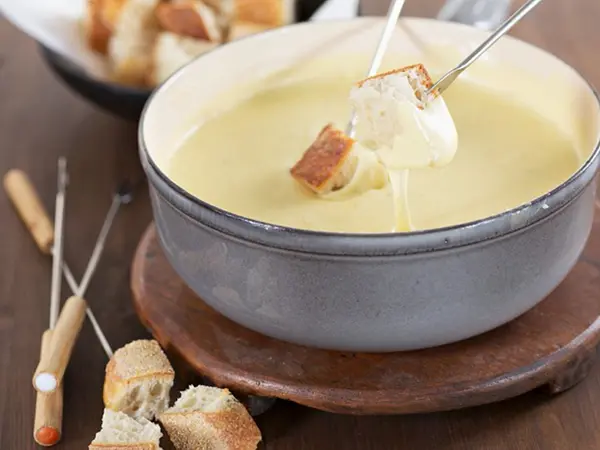 Fondue Savoyarde - le plaisir du fromage fondue!