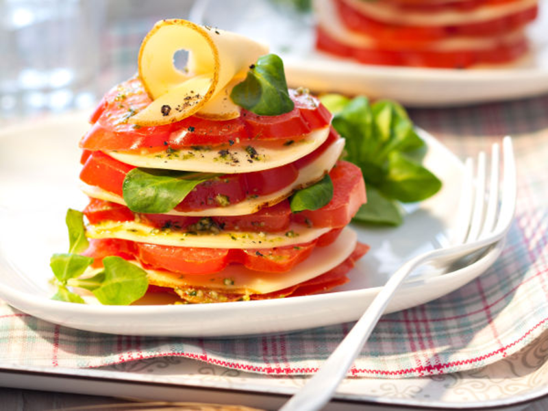 Tomate en millefeuille au pesto et fromage