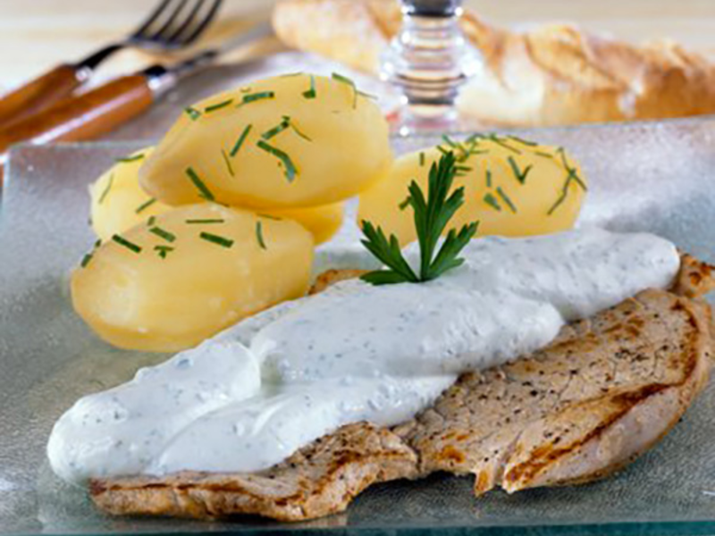 Escalopes de veau, sauce aux herbes et fromage de chèvre frais