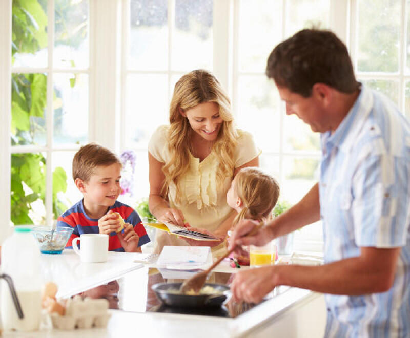 TH06_famille-preparation-dejeuner-papa-maman-enfants