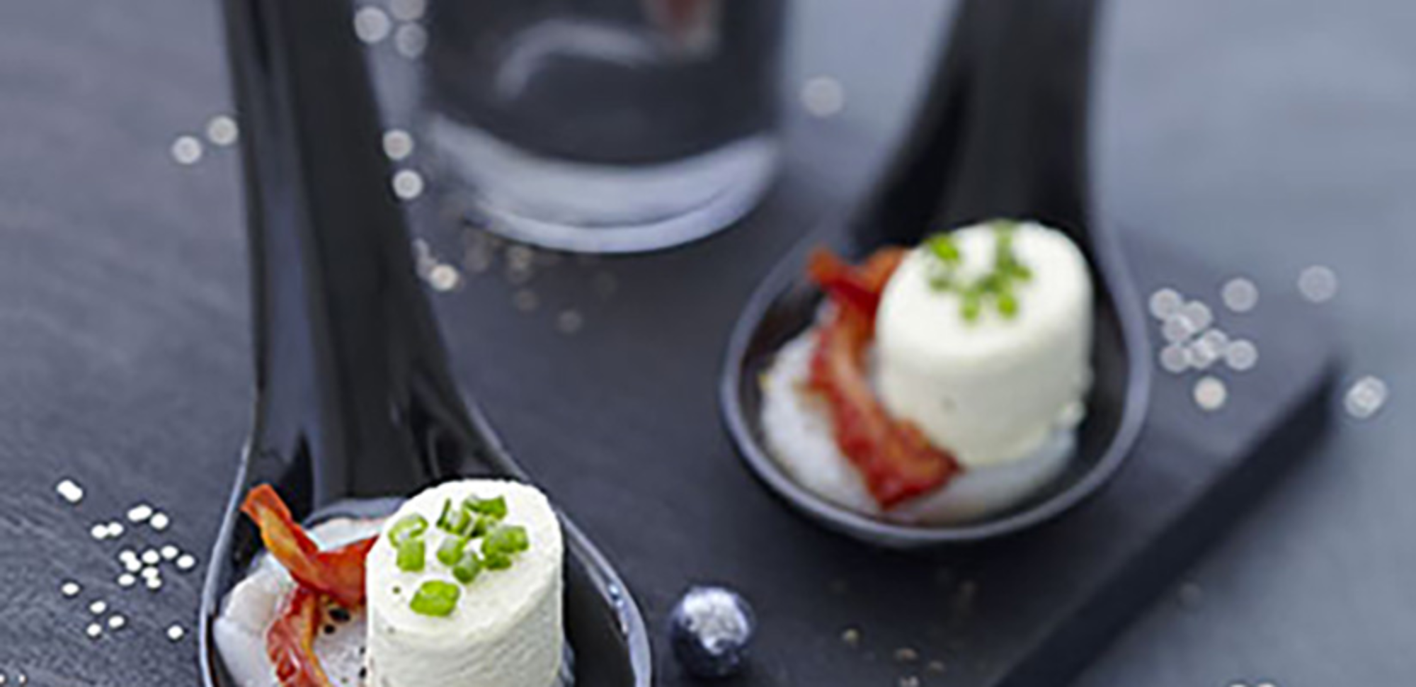 Cuillères de St-Jacques à la tomate séchée et fromage frais pesto