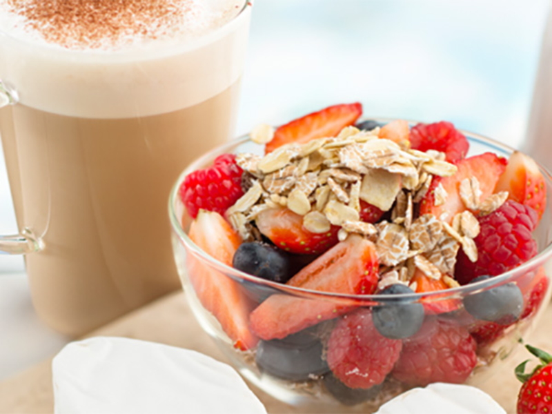 Fruits rouges au muesli et mini fromage