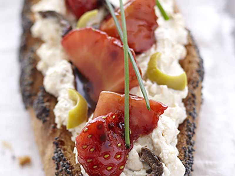 Tartine au fromage frais, olive et fraises marinées au balsamique