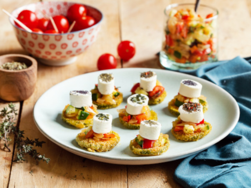 Toasts de courgettes panées, ratatouille et fromages apéritifs au chèvre