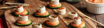 Toasts concombre, houmous de poivron et fromages apéritifs saveurs d’Italie