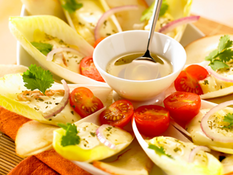 Salade d'endives blanches, poires et fromage