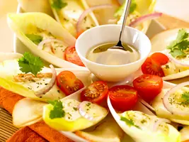 Salade d'endives blanches, poires et fromage