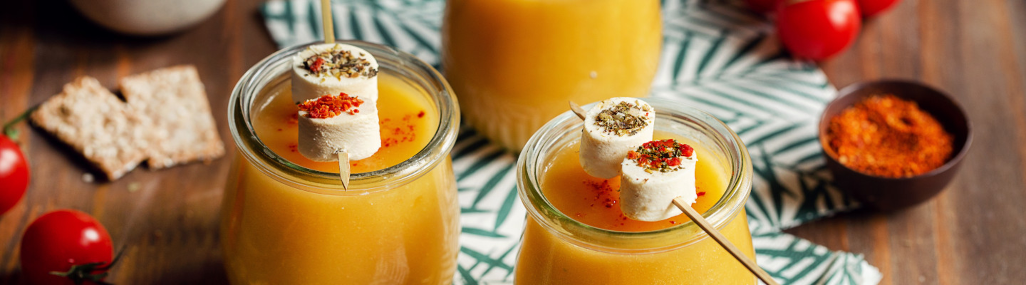 Gaspacho de melon, concombre et fromages apéritifs aux saveurs italiennes