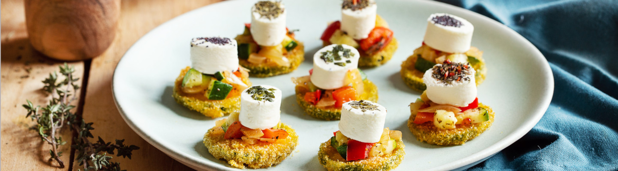 Toasts de courgettes panées, ratatouille et fromages apéritifs au chèvre