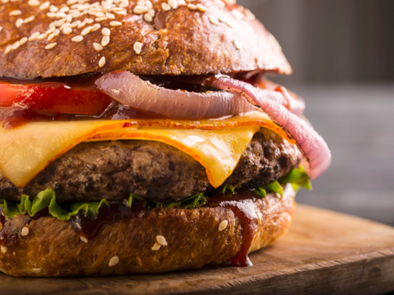 Hamburger maison au fromage, sauce barbecue