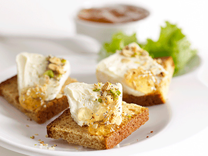 Amuse-bouches de pain d'épices au fromage frais