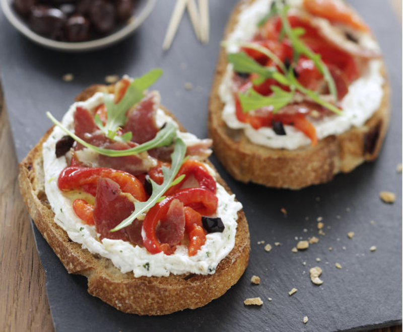 Bruschetta aux poivrons, pancetta et fromage frais