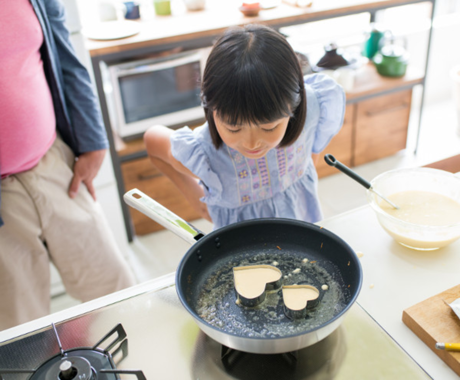 TH06_preparation_pancakes_coeur_papa_enfant