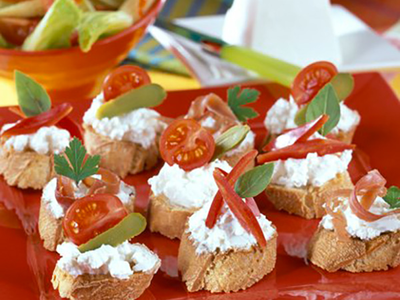 Canapés au fromage de chèvre frais et salade printanière